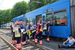 Die angehenden Gruppenführerinnen und Gruppenführer (erkennbar an den blauen Westen) mussten im Einsatz die richtigen Entscheidungen treffen, damit die Verletzten schnell und effektiv medizinisch versorgt werden. Jedem Prüfling wurde ein Buddy (mit grauer Weste) zur Seite gestellt mit Mindest-Qualifikation eines Zugführers, der als Übungsbeobachter alles dokumentiert, bewertet und im Nachgang mit dem Prüfling bespricht. Foto: