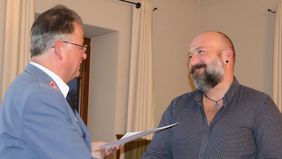 Max Rauecker schüttelt Klaus Bierdimpfl die Hand.