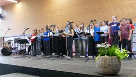 Der Mittelstufenchor unter der Leitung von Frau Neumann singt.