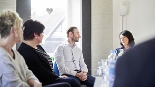 Vier Erwachsene reden zusammen in der Malteser Trauerbegleitung.