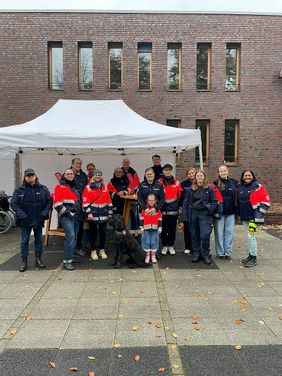 Die Ehrenamtlichen der Gliederung Duisburg unter einem Pavillon versammelt 