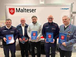 fünf Malteser halten Chronik der Malteser Abersfeld 