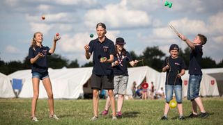 Jugendliche der Malteser Jugend jonglieren bei einem Zeltlager