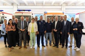 Gruppenbild der Teilnehmenden vor Malteser Rettungswagen