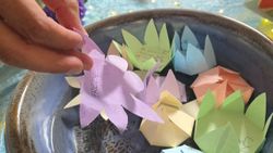 Eine Schale mit gefalteten Paperblumen.