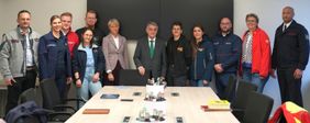 Vertreterinnen und Vertreter des Schulsanitätsdienstes der Hilfsorganisationen beim Austausch im Innenministerium NRW mit Innenminister Herbert Reul und Schulministerin Dorothee Feller.