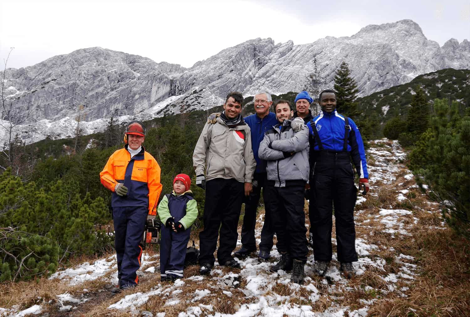 Alpen.Leben.Menschen: Gruppe von Wanderern posieren in den Alpen