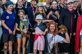 Eine Gruppe Kinder, Jugendlicher und Erwachsene. 