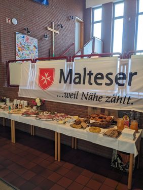Das Buffet unterhalb des großen Malteser Banners