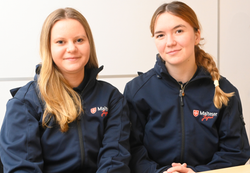 Sarah Bechtold (links) und Annika Kratz stehen für die Kempener Malteser-Jugend. Ihr Ziel ist es, in Kürze in der Stadt eine Jugendgruppe zu etablieren. 