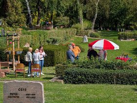 Friedhof Gelnhausen mit Gedenkbaum und Imbiss (Foto: Malteser Kinderhospiz- und Familienbegleitdienst Main-Kinzig-Kreis)