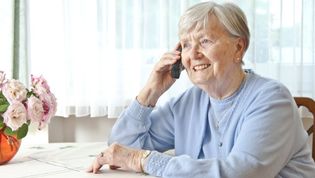 Seniorin telefoniert mit Malteser
