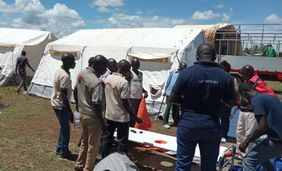 Um Ebola-Patienten zu behandeln und sie von anderen Menschen zu trennen, bauen Malteser Mitarbeiter eine Isolirstation auf. Foto: Malteser International