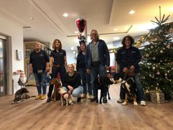 Die Mensch-Hunde Teams mit der Organisatorin der Malteser