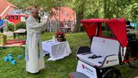 Die Fahrrad-Rikscha erhält den Segen von einem Pastor