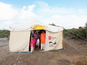 Ein Dach über dem Kopf auf trockenem Grund. Erste Hilfsmaßnahmen für pakistanische Familien. Foto: Malteser International