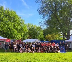 Nach dem Gottesdienst an Pfingstsonntag kamen alle für ein obligatorisches Gruppenfoto zusammen.