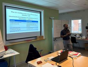 Eine Präsentation während des Deutsch-Treffs
