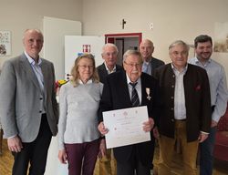 Gruppenfoto der Malteser mit dem ausgezeichneten Mediziner 