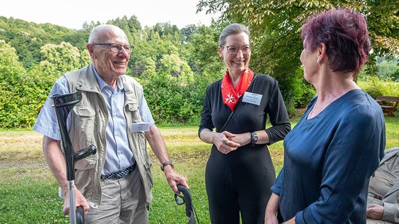 Beim Stiftertreffen ein Gespräch im Grünen. 