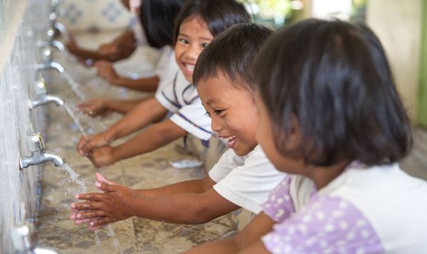 Kinder beim Händewaschen