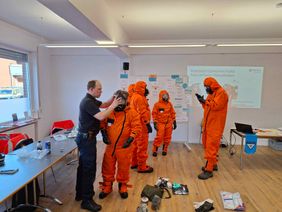 Anlegen der Schutzbekleidung