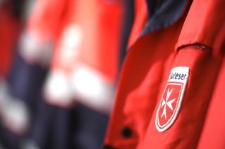 Symbolfoto – Malteser-Wappen auf dem Ärmel einer Einsatzjacke