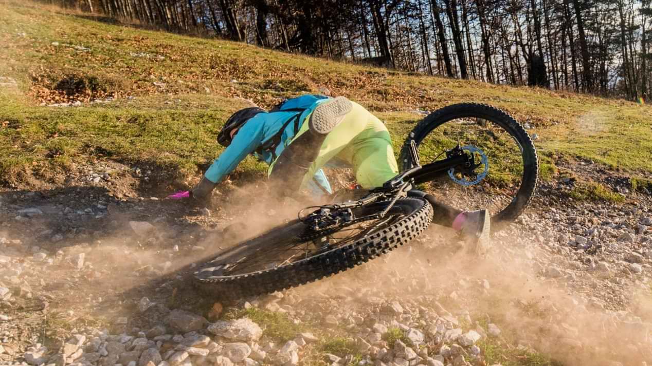 Ein gestürzter Radfahrer in bergiger Landschaft