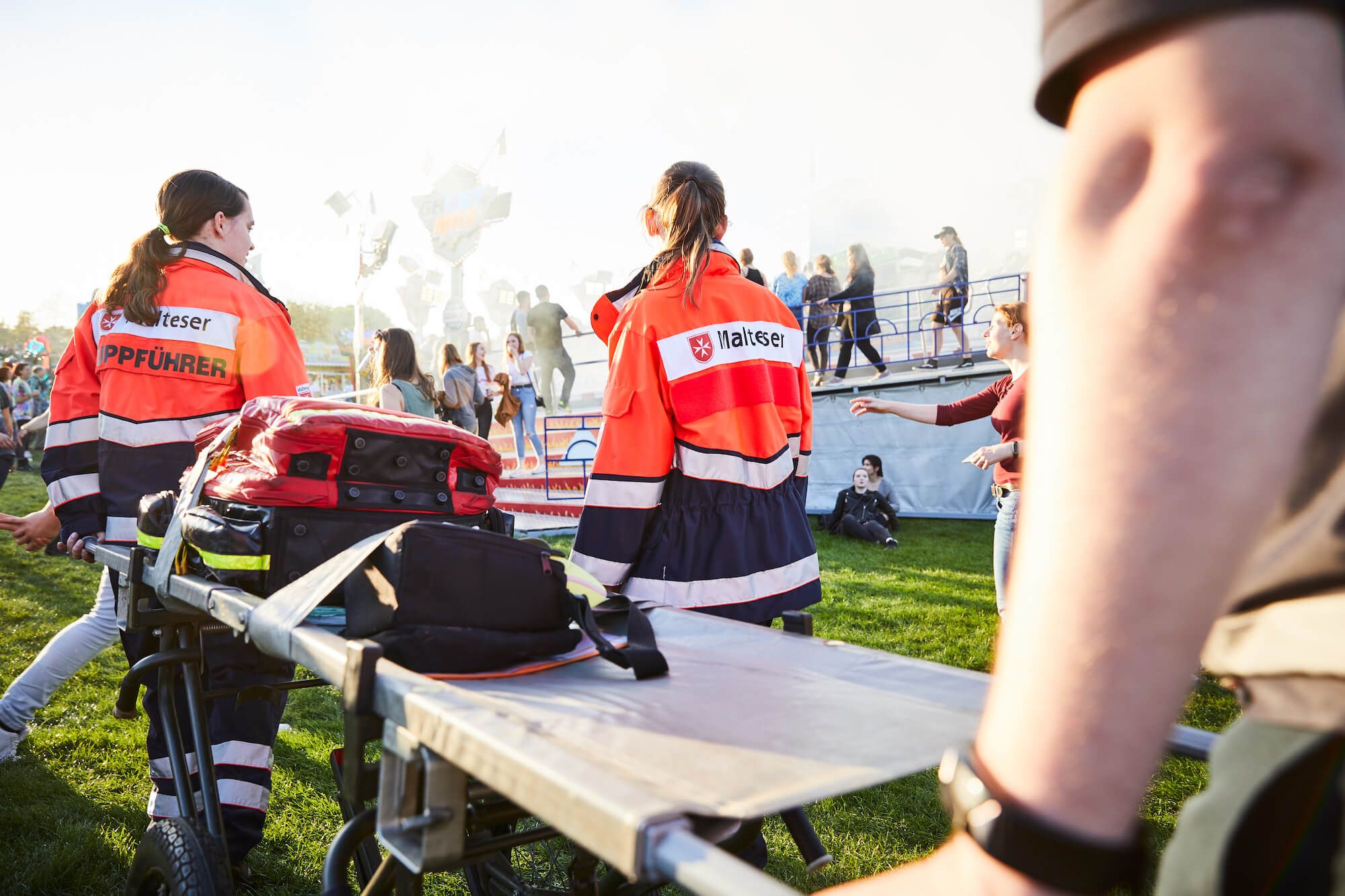 Malteser Sanitäter auf Kirmes