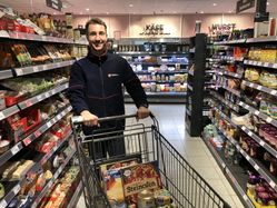 Malteser Ehrenamtlicher beim Einkaufen im Rahmen des Einkaufsdienstes.