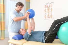 Schlaganfallbewohner macht Gymnastik beim Pysiotherapeuten 