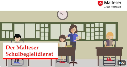 Ein Lehrer steht vor Schülern im Klassenzimmer der Malteser-Schulbegleitung.