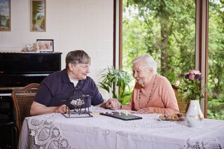 Malteserin trinkt Kaffee mit alter Dame