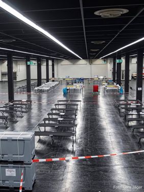 Zudem wurde in den Messehallen zusätzlich eine Kälteinsel eingerichtet mit Sitzmöglichkeit, Feldbetten und Klimaanlag