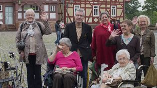 Gruppenbild mit Senioren beim Ausflug zum Hessentag