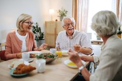 Zu einem gemütlichen gemeinsamen Suppe essen laden die Malteser Lübeck Seniorinnen und Senioren am 13. Dezember ein. Symbolfoto: iStock/mixetto