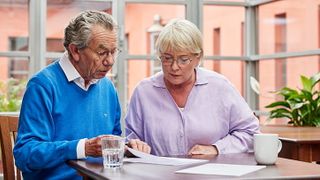 Eine ältere Frau und ein älterer Mann füllen gemeinsam die Malteser Vorsorgevollmacht aus. 