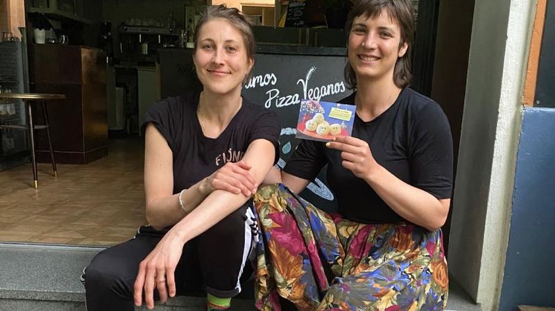 Die Organisatorinnen von „Trauer & Klöße“: Fiona und Anna (von links).