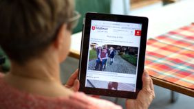 Frau mit Tablet in den Händen.