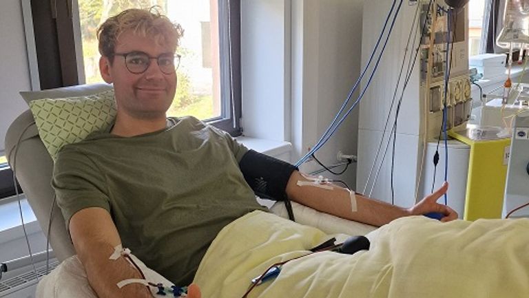 Das Foto zeigt Tobias Kolb während der Stammzellenspende beim AKB in Gauting 