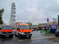 Rettungswagen im Schatten der Kirmes