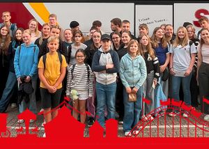 Kinder und Jugendliche stehen mit den Malteser Gruppenleitungen vor dem Bus.