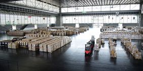 Blick in das Zentrallager der NRW-Landesregierung für Schutzausrüstung in einer Halle der Messe Düsseldorf mit 30.000 Quadratmetern Fläche.