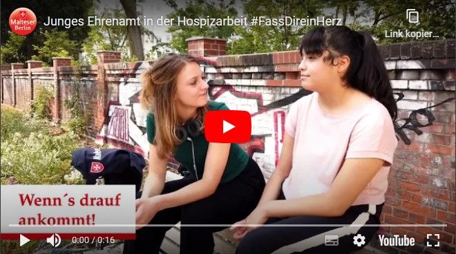 Junge Ehrenamtliche der Malteser im Gespräch mit einer trauernden jungen Frau