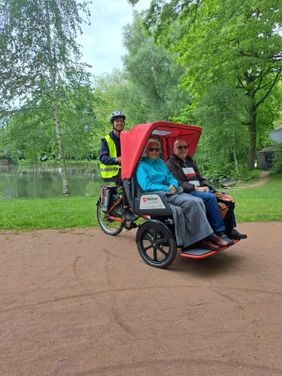 Foto: Der Malteser Hilfsdienst e.V. in Kaiserslautern bietet für die sonnige Jahreszeit Fahrradausflüge mit der E-Rikscha an. Neben Ausflugsfahrten können auch Fahrten für einen Friedhofsbesuch gebucht werden. (Quelle: Malteser Kaiserslautern)