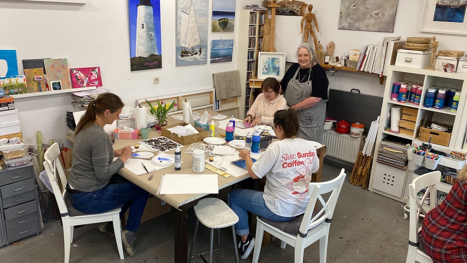 Kursteilnehmende im Atelier