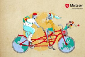 Das gezeichnete Bild zeigt zwei Menschen, die auf einem Fahrradtandem sitzen und sich auf verschiedenen Sprachen unterhalten.