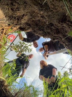 Das Team um Claudia Galicki und Natascha Berg bei der Pflanzaktion.