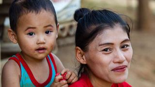 Eine Frau und ein kleines Kind aus Thailand schauen in die Kamera