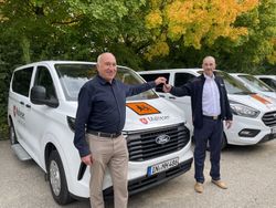 Franz Weigl übergibt einen Fahrzeugschlüssel an Steffen Schleußner